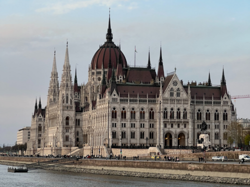 Parlement Hongrois vu du Danube