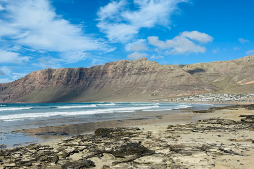 Lanzarote Ile Canaries volcan sable noir plage Famara sejour vacances organisées agence de voyages Cimes Evasion haute savoie groupes